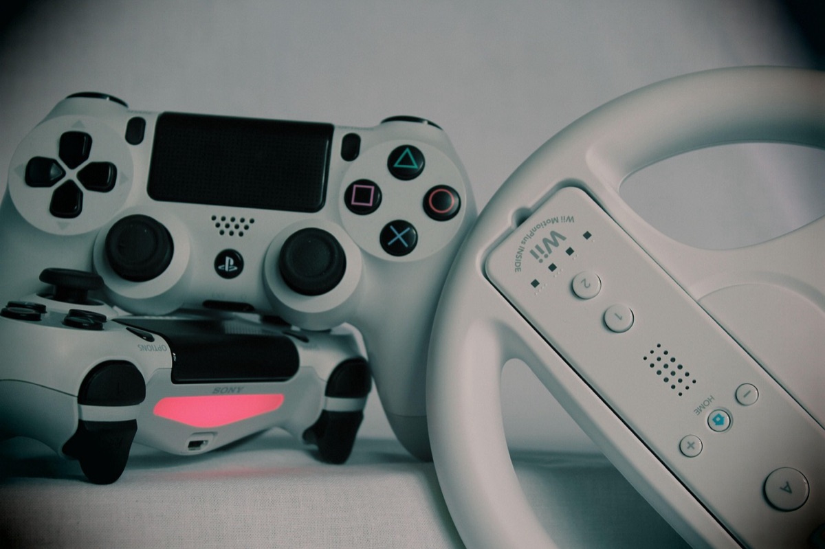 controller per videogiochi e cuffie da gaming