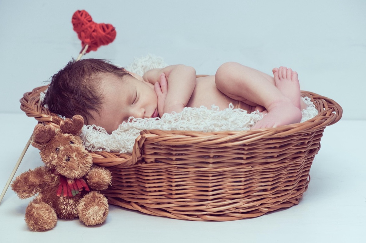 niños desempacando juguetes