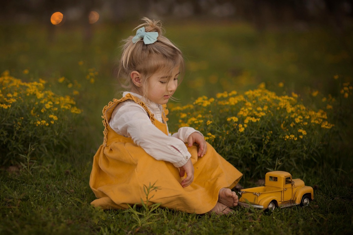 Enfant ouvre un jouet