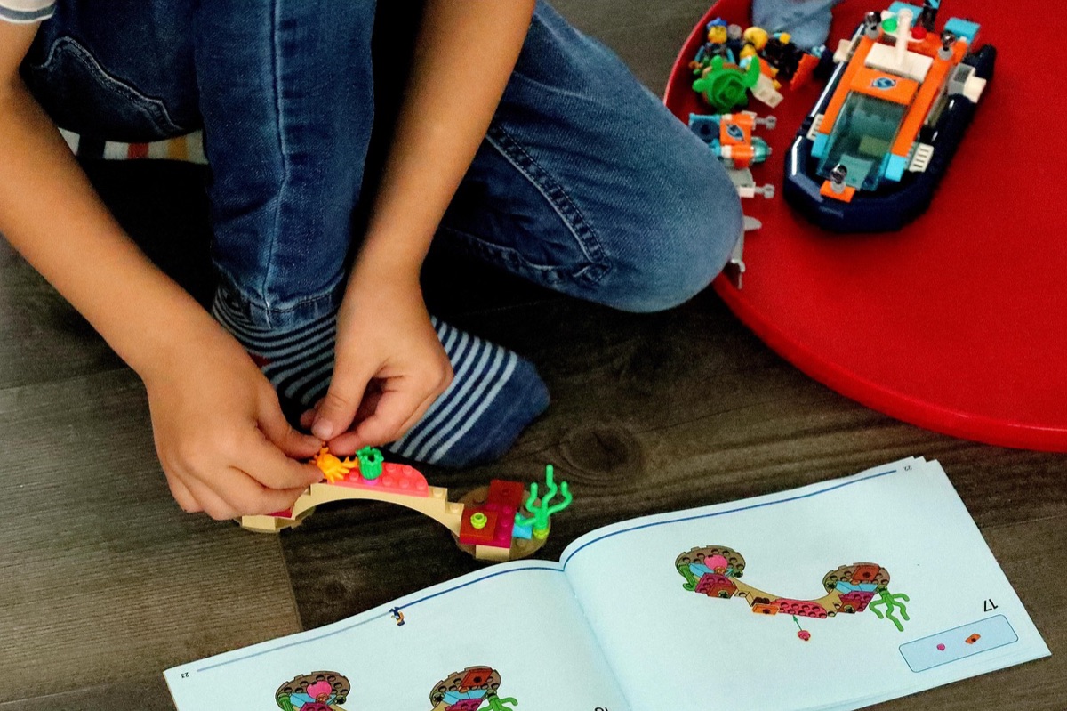 Enfant avec un jouet