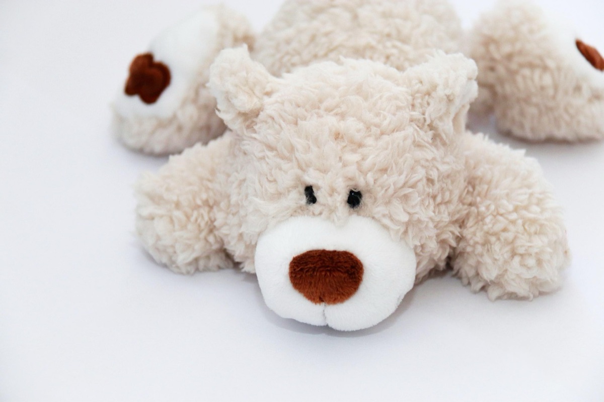 bambini con scatole dei giocattoli