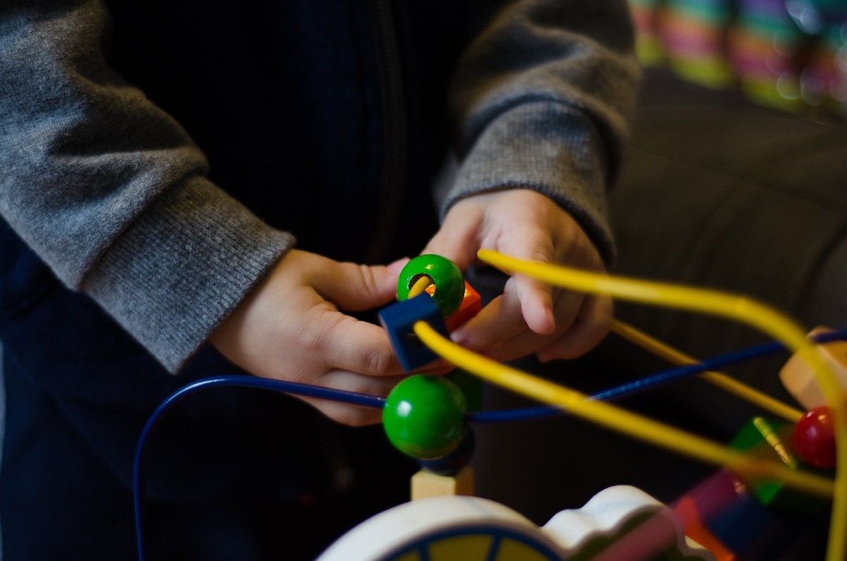 bambini con giocattoli marchiati