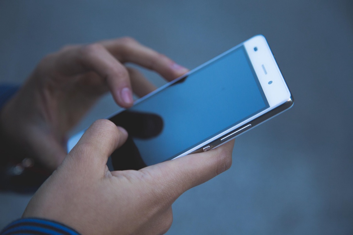 Kind mit Smartphone in Studio