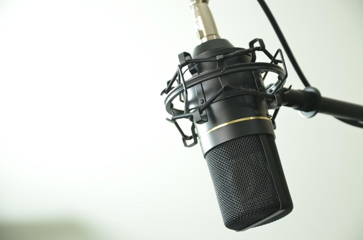 Enfant tient un micro dans un studio