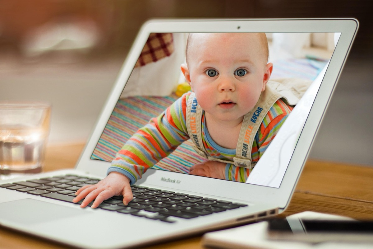 8-jarige kinder met laptop