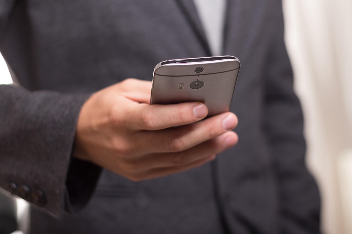 criança segurando celular