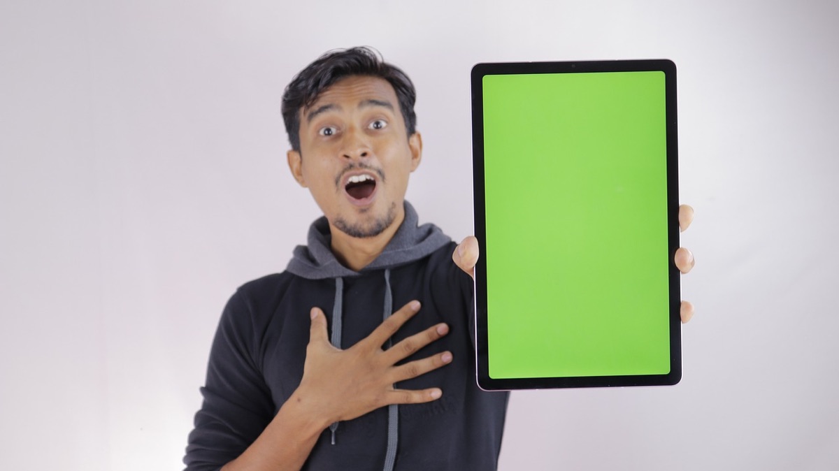 un youtuber con uno schermo verde