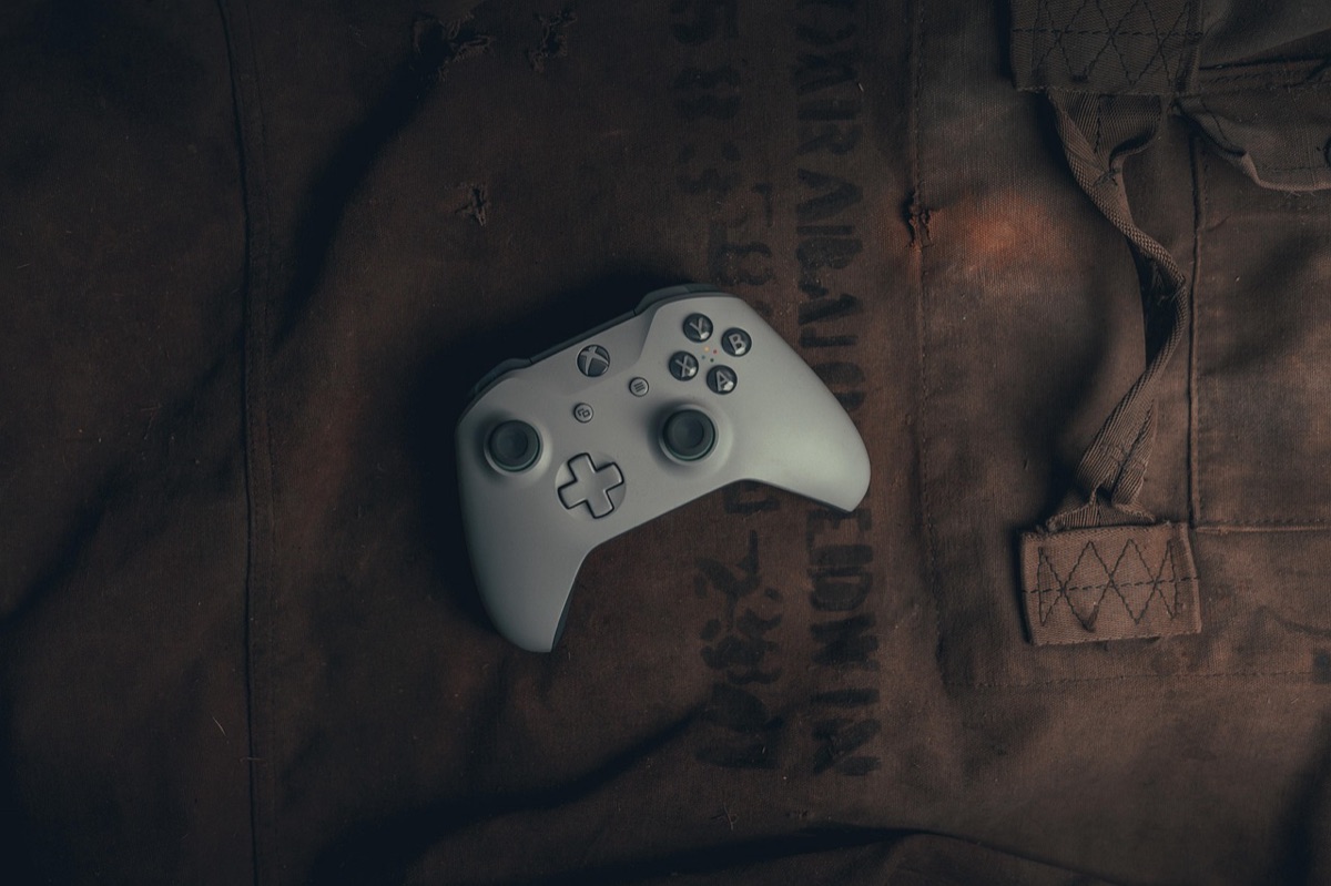 Game controller with motion sensor