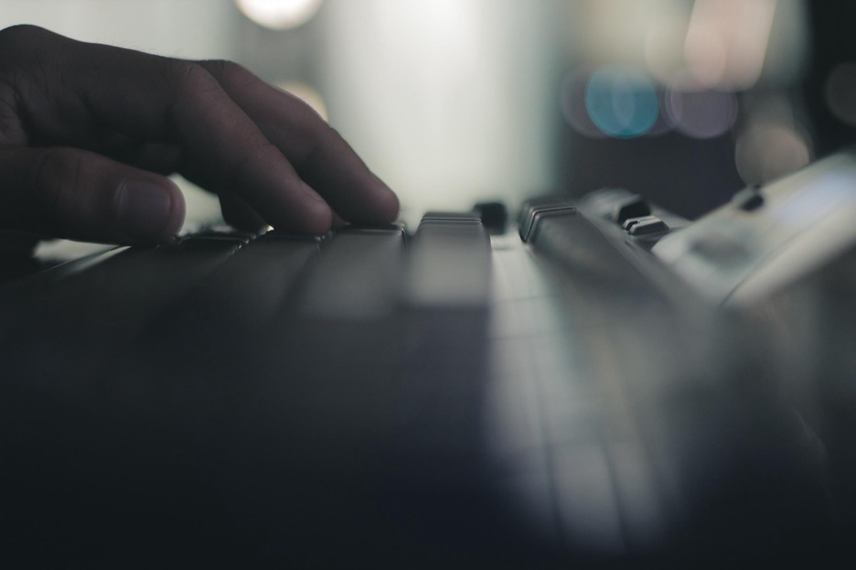 clavier de jeu avec lumières bleues