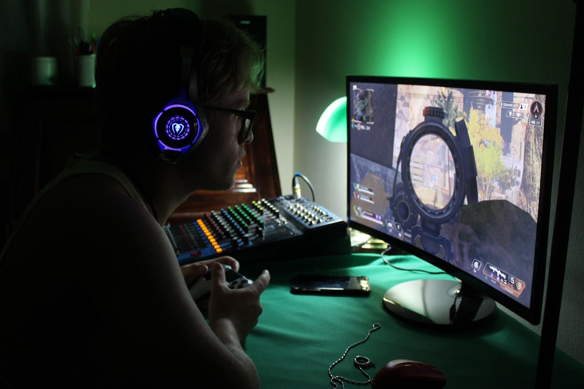 moniteur de jeu avec plusieurs fenêtres de jeux