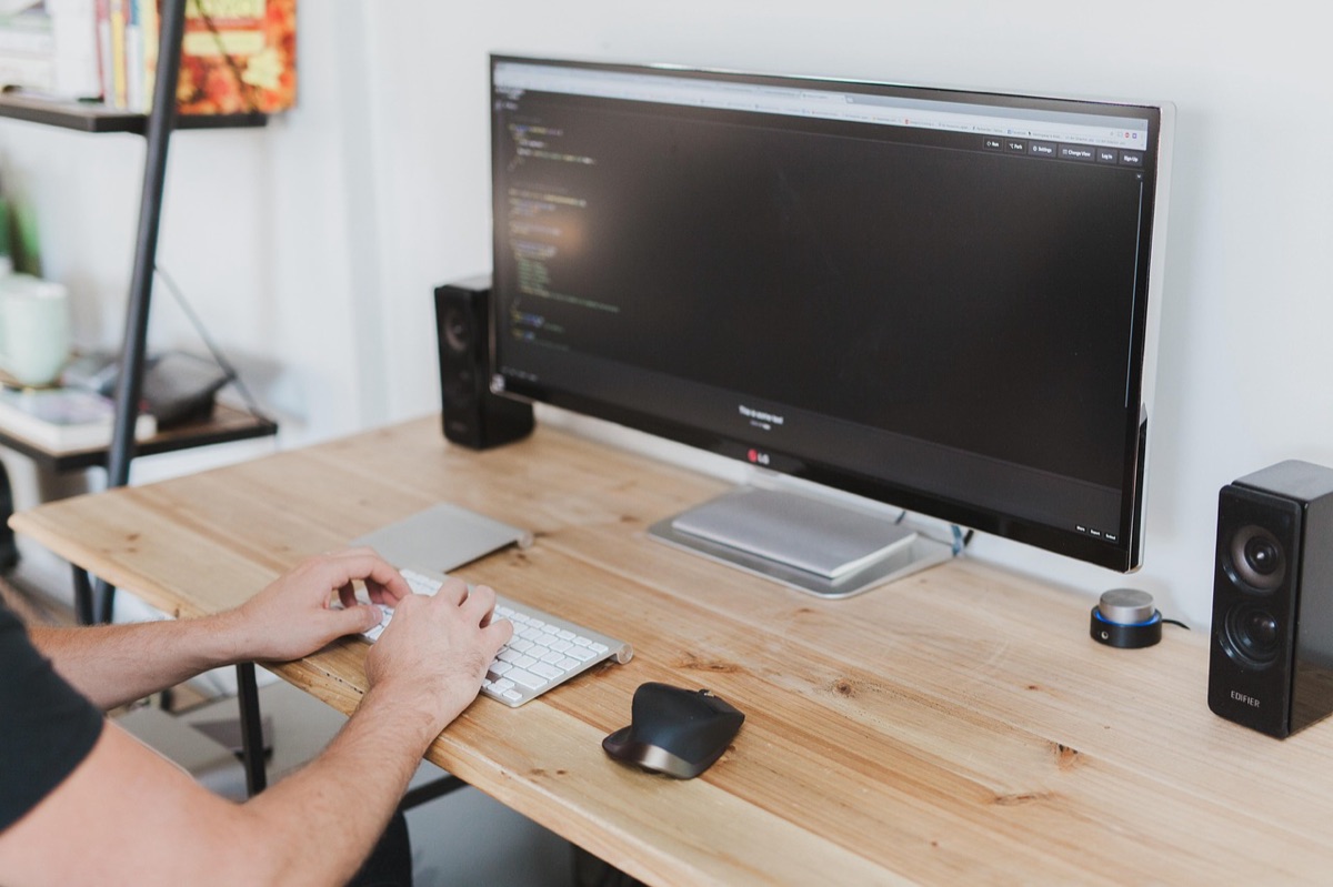 mouse e teclado de jogo em ambiente de trabalho
