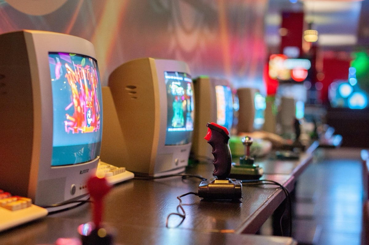 ゲームユーチューバーの収益構造分析用デスク