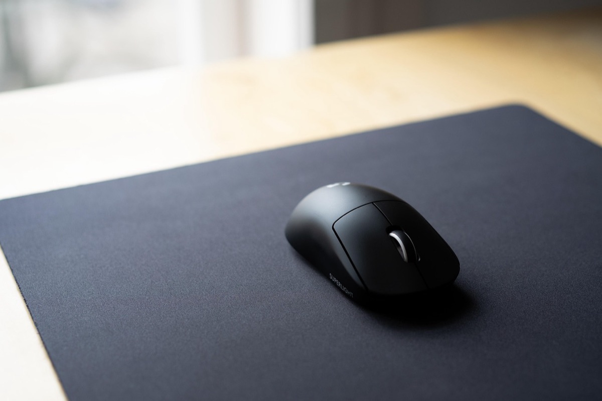 mão e mouse no computador