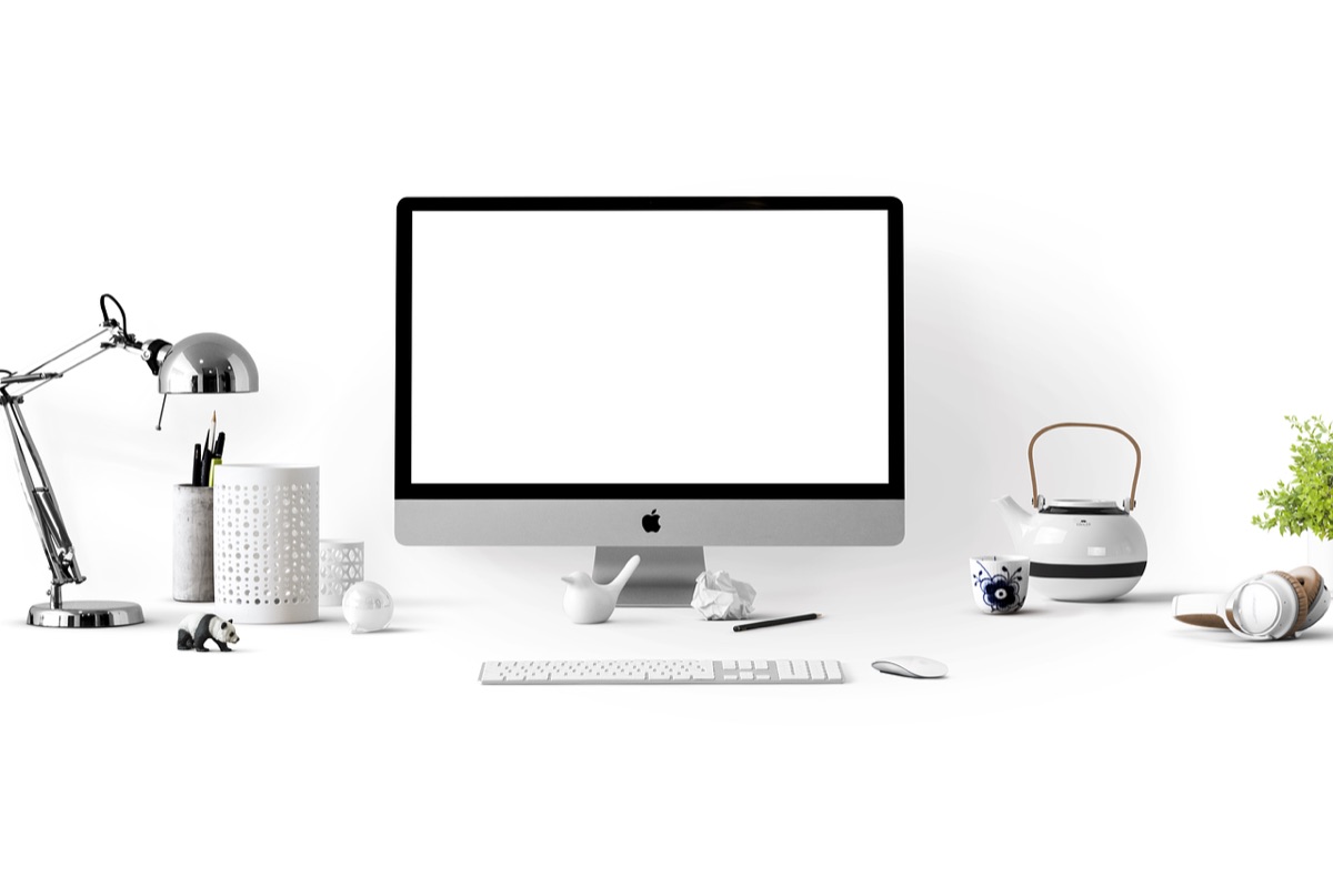 youtuber com laptop e monitor