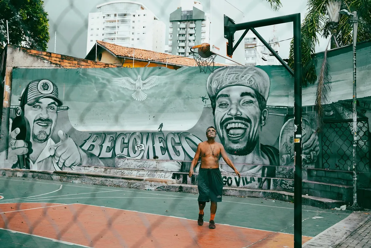man, graffiti, urban, city, scene, urban scene, basketball, street, street ball, smoking, brazil, são paulo, graffiti, basketball, basketball, basketball, baske